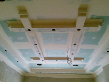 Odaymo schilder en decoratiewerken kan uw plafond een prachtige uitstraling geven door te werken met gipsplaten. Hierdoor ontstaat een verlaagd plafond waarbij op een speelse manier lichtelementen aangebracht kunnen worden of patronen en verschillende dieptes. 
