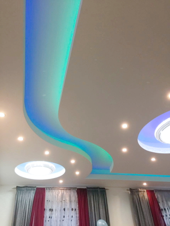 Odaymo schilder en decoratiewerken kan uw plafond een prachtige uitstraling geven door te werken met gipsplaten. Hierdoor ontstaat een verlaagd plafond waarbij op een speelse manier lichtelementen aangebracht kunnen worden of patronen en verschillende dieptes. 